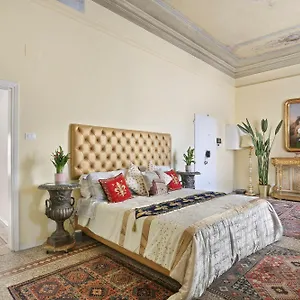 Apartment Lullaby Near Palazzo Vecchio And Piazza Signoria -hosted By Sweetstay, Florence